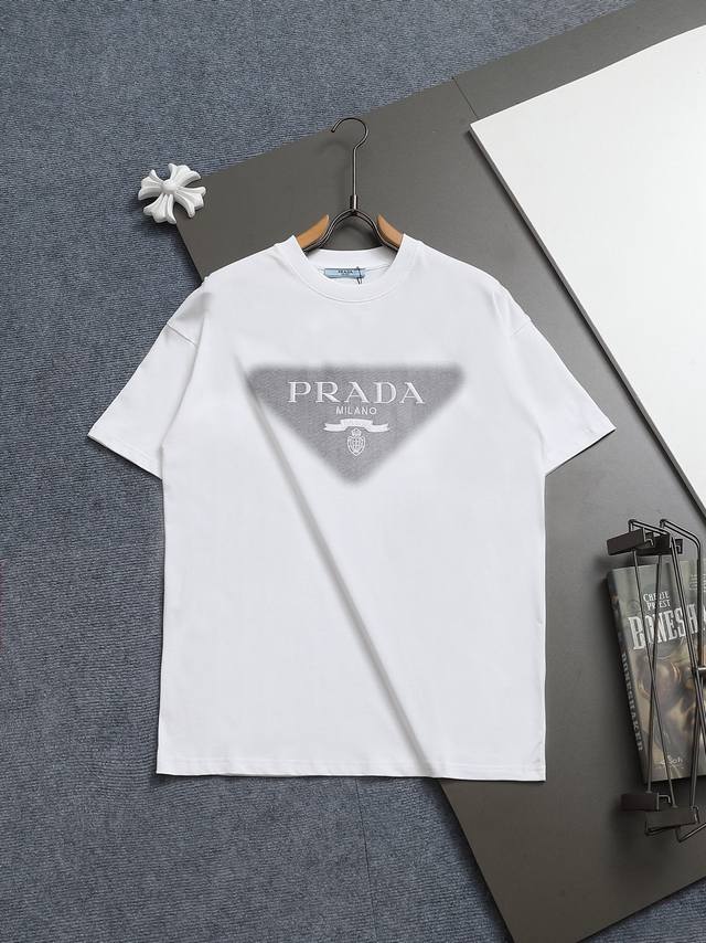Prada 普拉达 260克圆领短袖T恤 刺绣字母Logo喷墨三角标印花工艺 官方同步 高版本 高品质 时尚个性 百搭潮流 纯原品质 原版面料 吊牌 领标 水洗