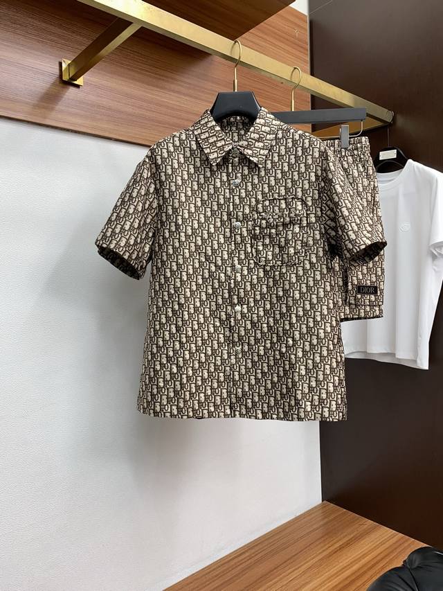 套 迪奥 M-3Xl 25年春夏新款休闲提花短裤 套装 干净利落剪裁，都市风十足 采用精纺棉质提花面料手感软糯干爽，上身效果挺括有型。五金精致，商务休闲非常好看