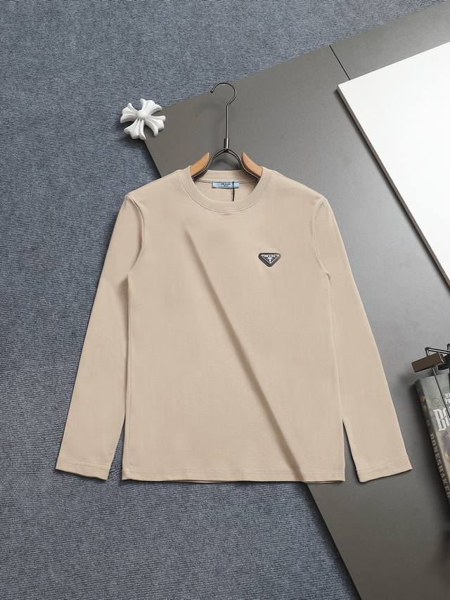 Prada 极简经典三角标 Logo标识精致升级，灵感源自八十年代复古 原版面料 官方同款 打底衫 定制340克同缸染面料 手感非常舒服 春夏砖柜同步 时尚又个