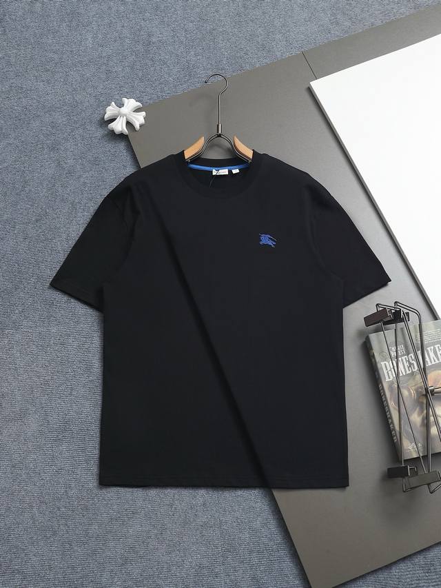 Burberry Bbr 巴宝莉 微宽版型Xs-L 新款独家限定 25年最新最顶级 经典战马刺绣Logo 精美重工艺 280克洗水面料T恤作为奢侈界的龙头，B家