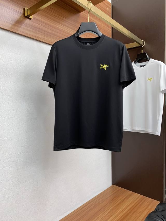 始祖鸟 2025春夏新款首发专柜最新款圆领短袖 高端订制 设计前卫时尚！品牌Logo重工艺设计 高端定制100支双面丝光棉面料.手感柔软.穿着舒适.专柜级别精致