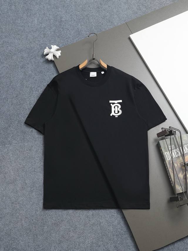 Burberry Bbr 巴宝莉 微宽版型Xs-L 新款独家限定 25年最新最顶级 经典Tb胶印Logo 精美重工艺 280克洗水面料T恤作为奢侈界的龙头，B家