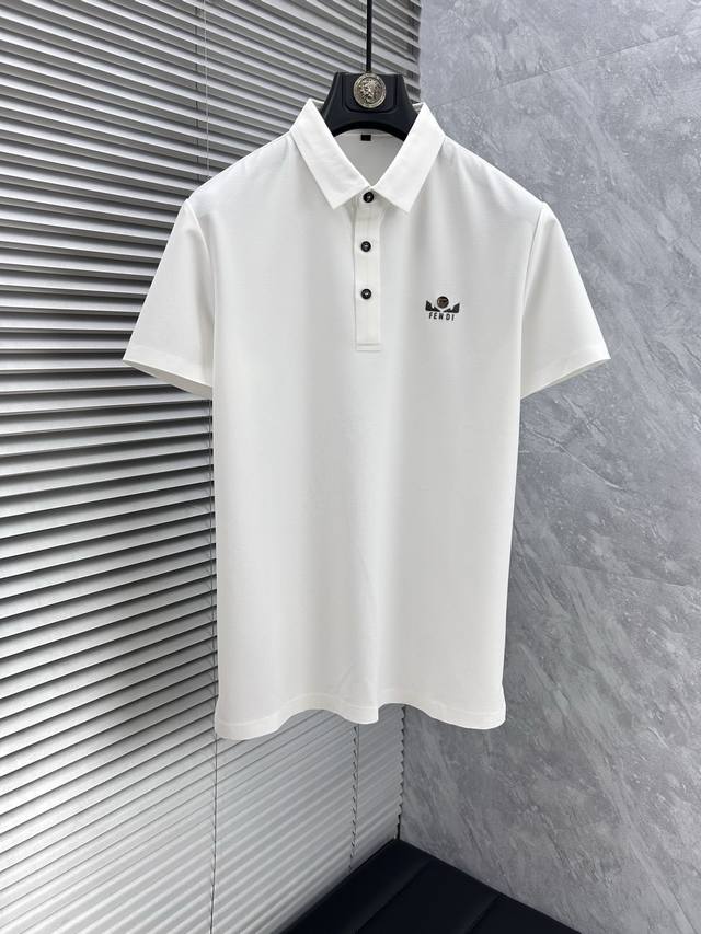 芬‘’2025春夏新款男士短袖Polo衫，品牌最新设计元素！既不单调也不复杂,恰到好处的展现品味！客供顶级定制弹力氨纶面料！舒适吸汗透气根本不在话下,面料独具的