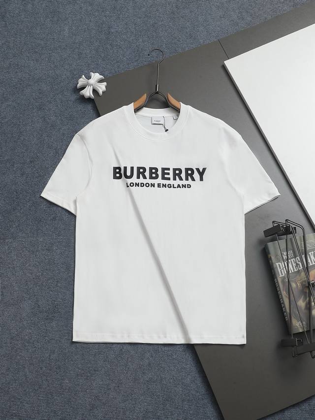 Burberry Bbr 巴宝莉 微宽版型Xs-L 新款独家限定 25年最新最顶级 双杠英文字母印花Logo 精美重工艺 280克洗水面料T恤作为奢侈界的龙头，