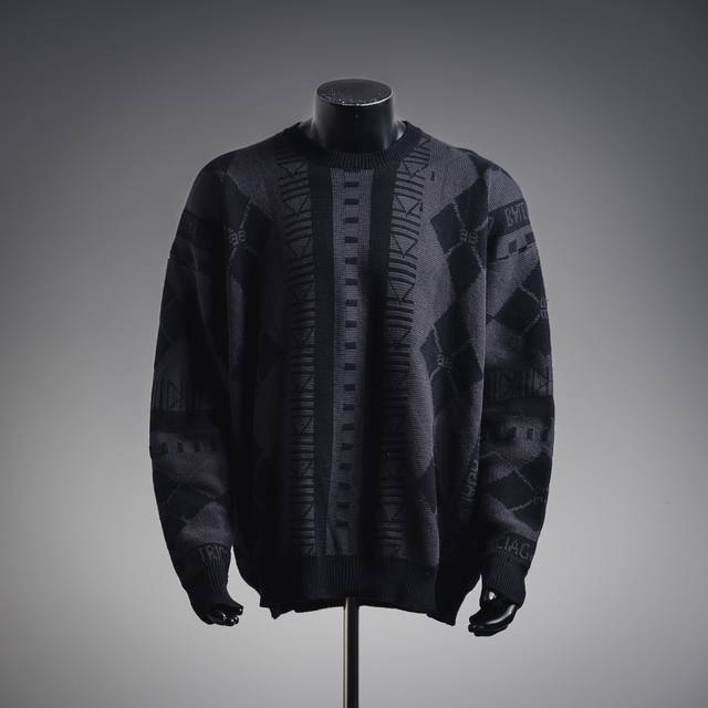 Balenciaga 巴黎世家Blcg 25Ss几何图案圆领针织毛衣 工艺说明:采用40支双股精梳赛络纺纱，对板定染红光黑，蓝光黑，灰黑，绿黑。采用进口12针织