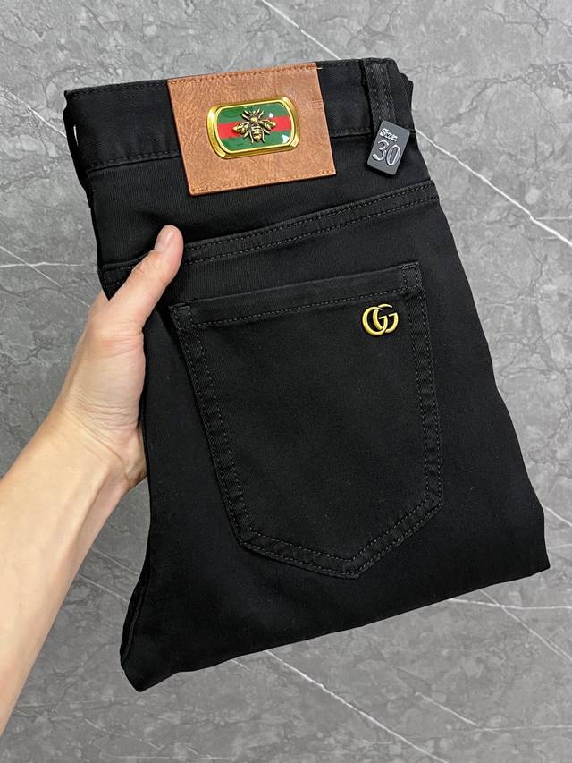 Gg 25春夏新品 修身原单男士水洗牛仔裤纯血统品 每季必出的类型，无需质疑的热卖王牌单品，符合四季最佳的搭配色号 整体的风格延续了Slp的基调，通体融入了多种