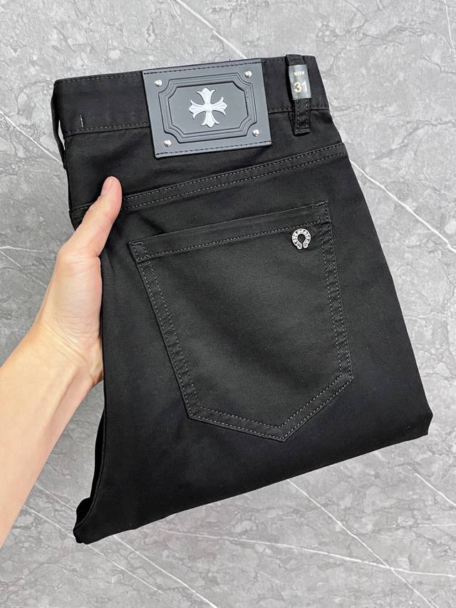 克罗心 25春夏新品 修身原单男士水洗牛仔裤纯血统品 每季必出的类型，无需质疑的热卖王牌单品，符合四季最佳的搭配色号 整体的风格延续了Slp的基调，通体融入了多