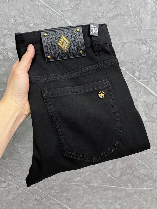 Dior 25春夏新品 修身原单男士水洗牛仔裤纯血统品 每季必出的类型，无需质疑的热卖王牌单品，符合四季最佳的搭配色号 整体的风格延续了Slp的基调，通体融入了