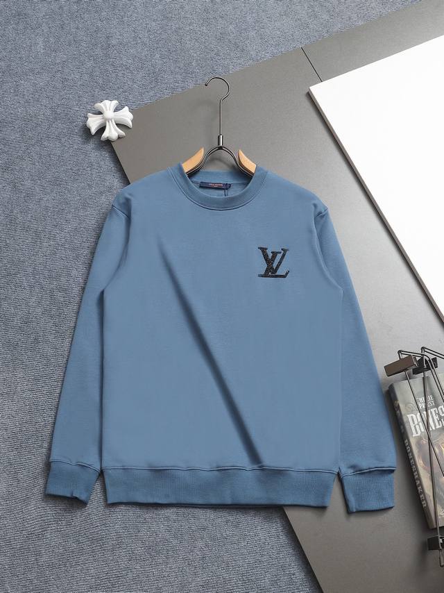 Louis Vuitton 路易威登 1V 微宽版型 25Ss 1V 新品专柜走秀款 极简亮片Logo圆领卫衣，男女同款！卫衣不在千篇一律的大众脸，而是一定要独