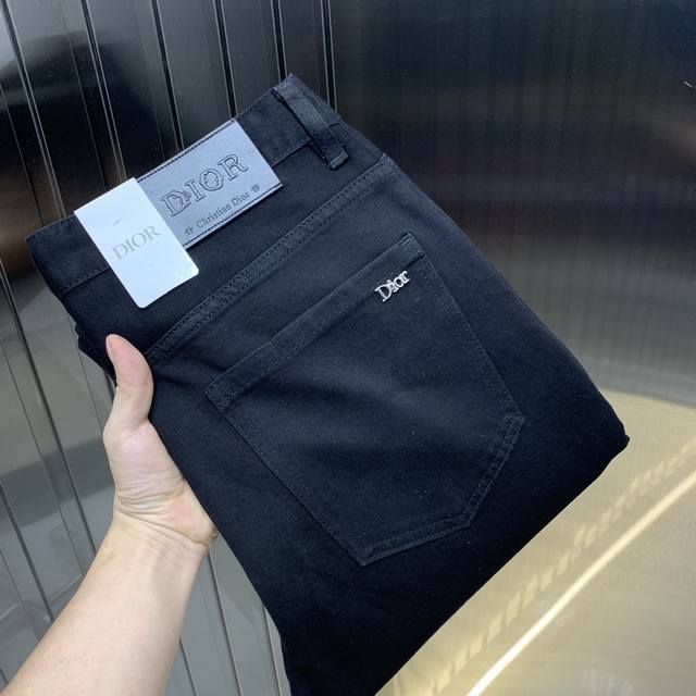 Dio‘’2025新品男士牛仔裤 面料弹性好。独家发售 官网同步 时尚优雅 重工艺设计。采用原色酵母水洗工艺 精选进口重磅丹宁牛仔面料 配专柜五金装饰 真皮皮牌
