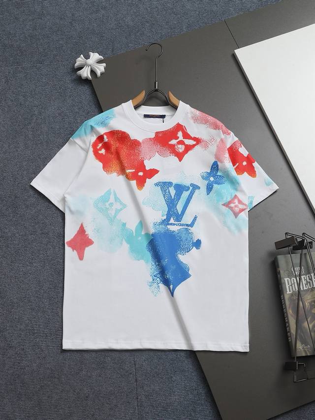 Louis Vuitton 路易威登 1V 微宽版型Xs S M L 25Ss 1V 新品专柜走秀款 满印渐变喷墨大Logo短袖T恤，男女同款！短袖不在千篇一律