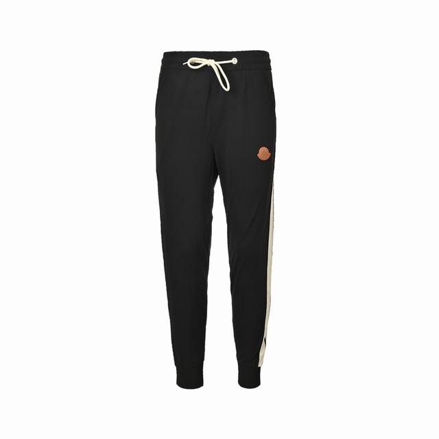 Moncler 蒙口 徽标织带长裤 品牌Logo徽标刺绣，精湛的刺绣工艺，加上品牌标志性的Logo徽标一起打造了专属于蒙口的品牌魅力，时尚又高级。整条休闲裤的设