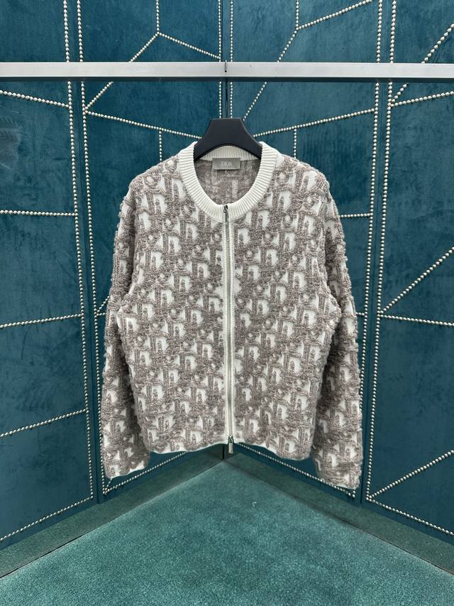迪奥 25Ss新款开衫是二零二五秋季男装系列新品，饰以经典 Oblique 印花图案。采用白色绵羊毛混纺提花面料精心制作，通体以对比鲜明的线缝制出凸起的 Obl