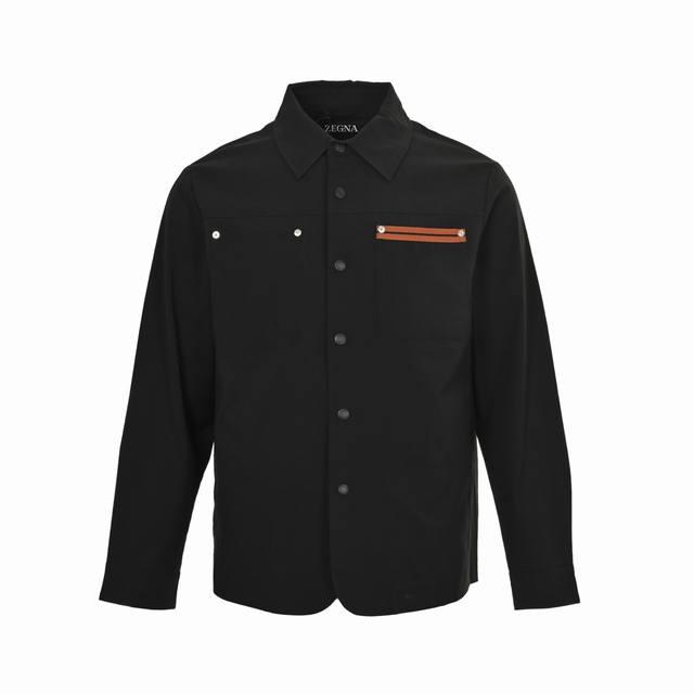 Zegna 杰尼亚 纽扣衬衫翻领外套 贸易渠道稀出，海外精品限量销售。户外风衣产品的典范，全身暗纹的商标彰显品牌辨识度。这款夹克兼备温暖且轻盈的特质。 最新款专