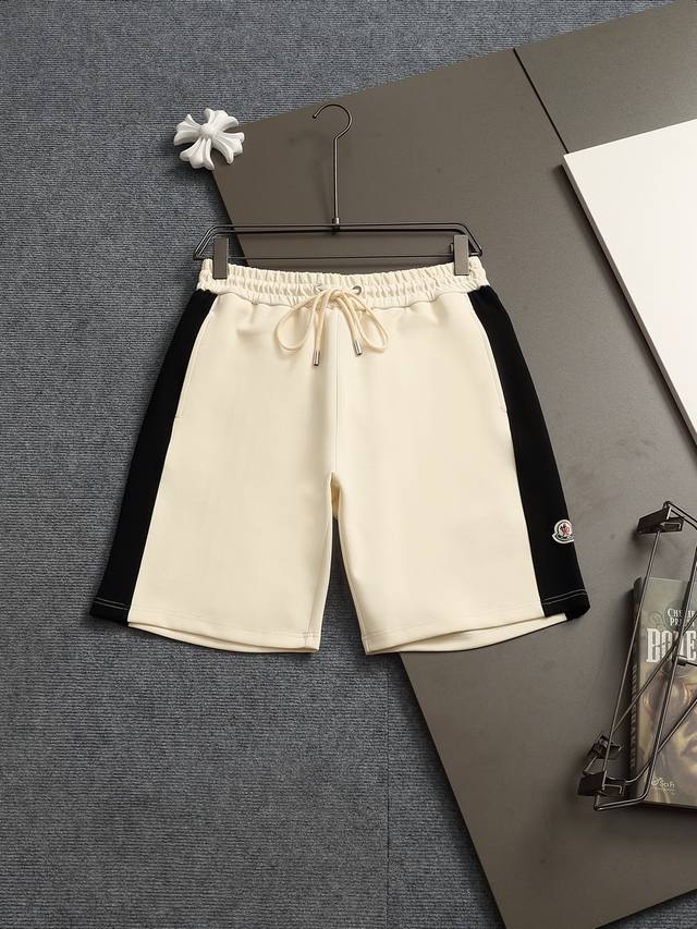 Moncler 蒙口 25Ss专柜同款毛圈短裤情侣款～采用棉质毛圈面料精心制作，饰以同色调提花图案，采用2边织带设计 突显M家经典的Logo印花厚板立体！裤子偏