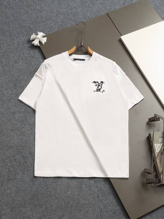 Louis Vuitton 路易威登 微宽版型Xs S M L 25Ss最新最顶级 发泡工艺云朵Logo 设计感十足最顶级的品质专柜原单短袖，顶级制作工艺进口面