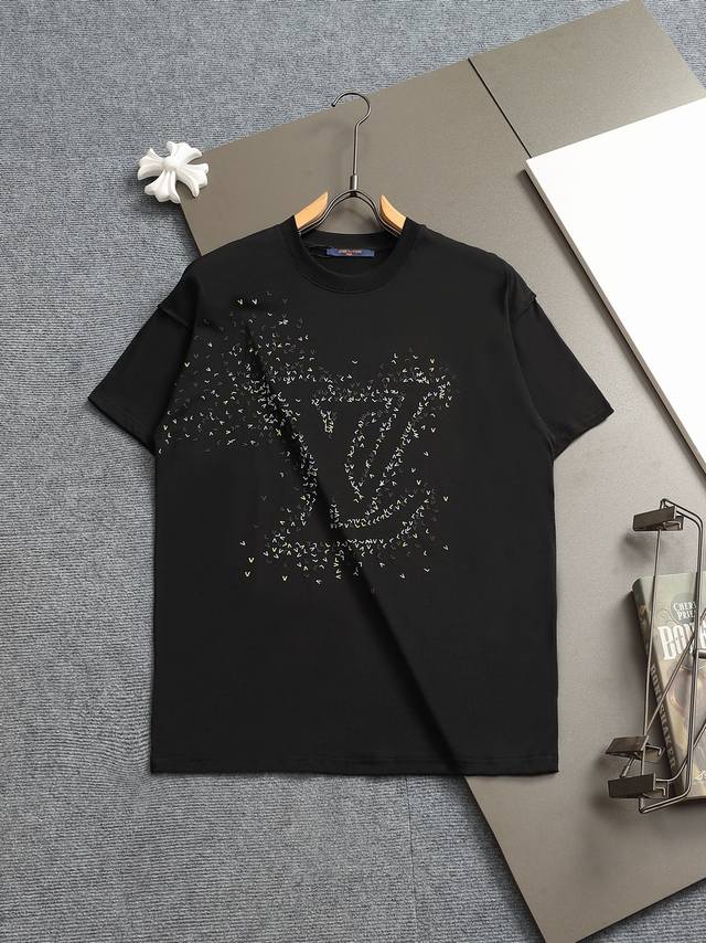 Louis Vuitton 路易威登 1V 微宽版型Xs S M L 25Ss 1V 新品专柜走秀款 满绣Logo短袖T恤，男女同款！短袖不在千篇一律的大众脸，