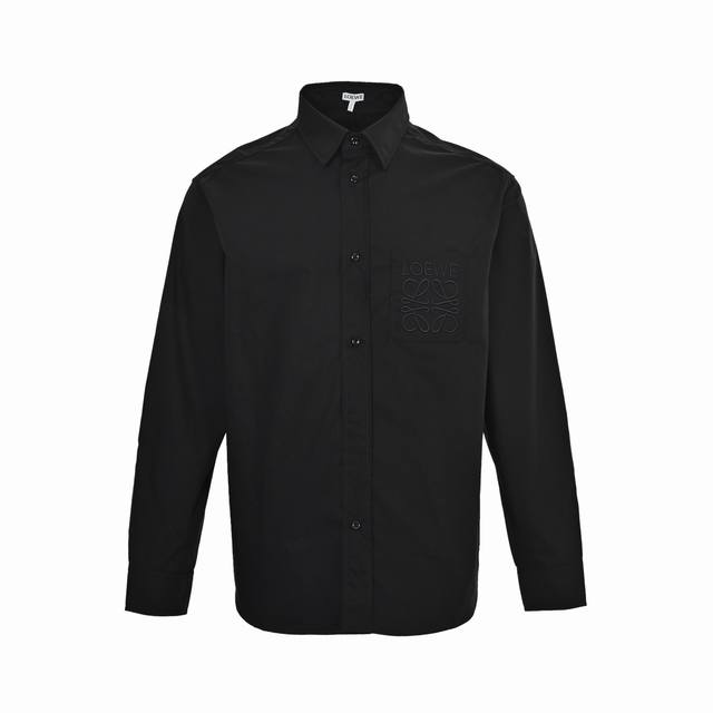 Loewe 罗意威 25Ss Anagram口袋刺绣衬衫 定制P-Soft风柔棉，采用浮雕绣花针法 金丝线绣 针法通过绣线的巧妙排列和堆叠，烫朴位均用高温过朴机