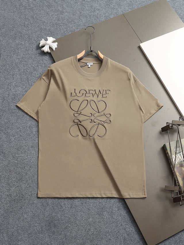 Loewe 25Ss罗意威 最新款 纯色字母错位刺绣 圆领时尚短袖T恤，官网同步，专柜纯棉面料！贴肤舒适，耐看又好穿，经典简约Logo设计，原厂工艺一丝不苟，型