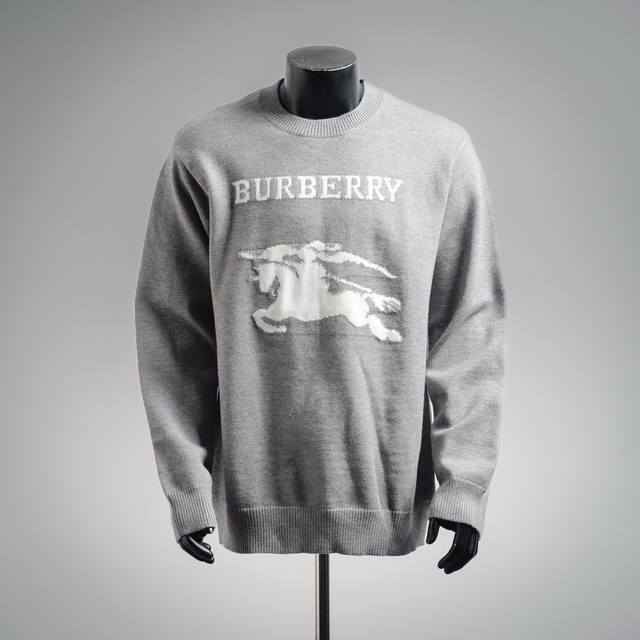 Burberry巴宝莉Bbr 25Ss马术骑士徽标圆领针织毛衣 商品描述 选用柔软羊绒混纺面料打造，于意大利工坊精制而成。点缀对比感马术骑士徽标 Ekd 和品牌