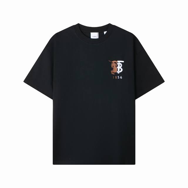 9208款，高端定制，独家最高品质版本Burb*家战马Tb标刺绣圆领短袖T恤，采用独家定制290G原版1:1双股双纱纯棉面料，定织定染同缸无色差罗纹，定制1:1