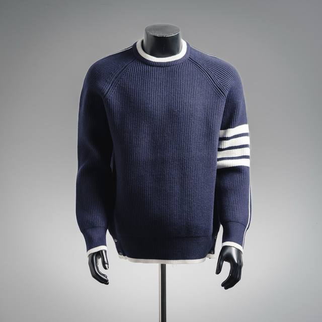 Thombrowne Tb新季23Ss四条纹拼色套头长袖圆领毛衣 Thom Browne 是一位颇有远见桌识的设计师，以其别具匠心的精裁设计为大众所熟知。他大胆
