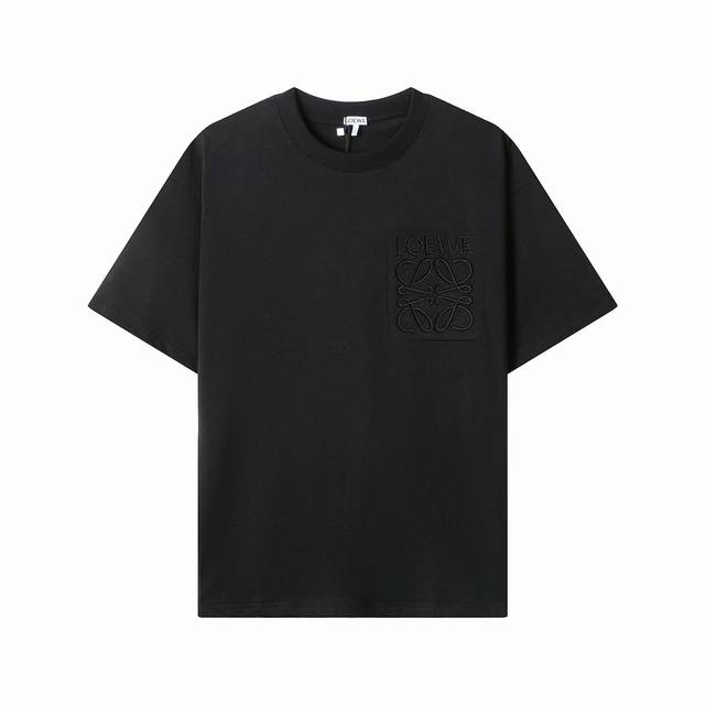 0213款，高端定制，独家最高品质版本Loewe*家口袋Logo刺绣圆领短袖T恤，采用独家定制290G原版1:1双股双纱纯棉面料，定织定染同缸无色差罗纹，定制1