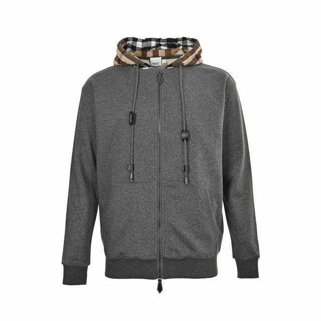 Burberry 巴宝莉 拼接格纹连帽拉链外套 原版开发，采用 Gbbr专用定制毛圈卫衣布料。搭配对比感法兰绒格纹连帽，抽绳处饰以皮革元素。表面做过手感处理。格