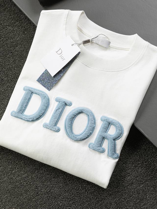 Dior 迪奥 微宽版 Cd 25Ss新款独家限定 Dior字母刺绣拼接植毛绒刺绣图案 作为奢侈界的龙头，D家可谓是当之无愧了，而今天要说的这件作品，首先映入眼
