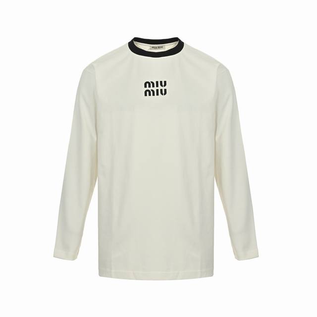 Miumiu 缪缪 胸前经典字母黑色领口长袖 采用定制面料。添加杜邦公司Sorona 索罗娜 材料，亲肤性好、长效抗菌、防螨，更耐洗，棉线经过反复处理，移除劣质