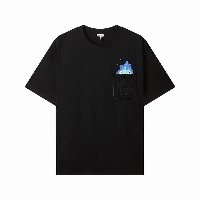 0201款，高端定制，独家最高品质版本Loewe*家L移动城堡Logo刺绣圆领短袖T恤，采用独家定制290G原版1:1双股双纱纯棉面料，定织定染同缸无色差罗纹，