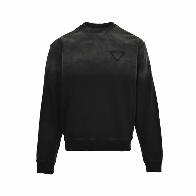 Prada 普拉达 24Fw 三角布标水洗渐变圆领卫衣 定制高克重 针织棉面料精心制作，手感特别的扎实，质感拉满，松软细腻上身舒适，优越的吸湿排汗性能，不闷热！