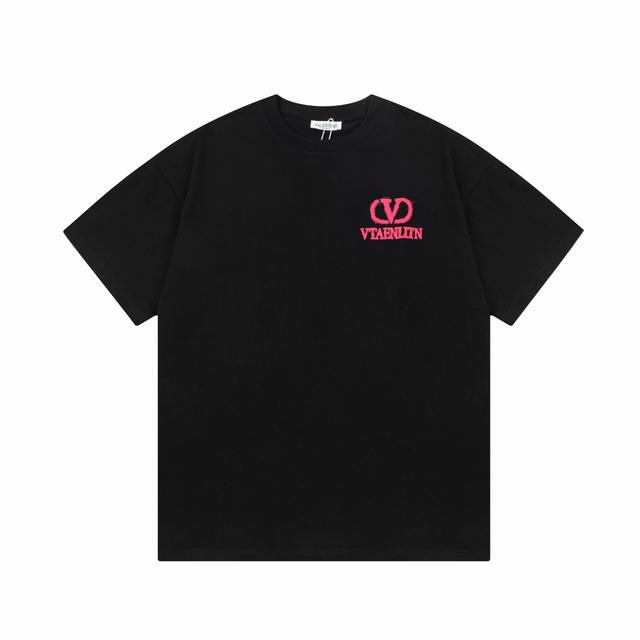 Valentno 华伦天奴 粉色字母印花 Logo经典识标印花 精致升级，灵感源自八十年代复古 原版面料 官方同款 短袖T恤 定制260克同缸染面料 手感非常舒