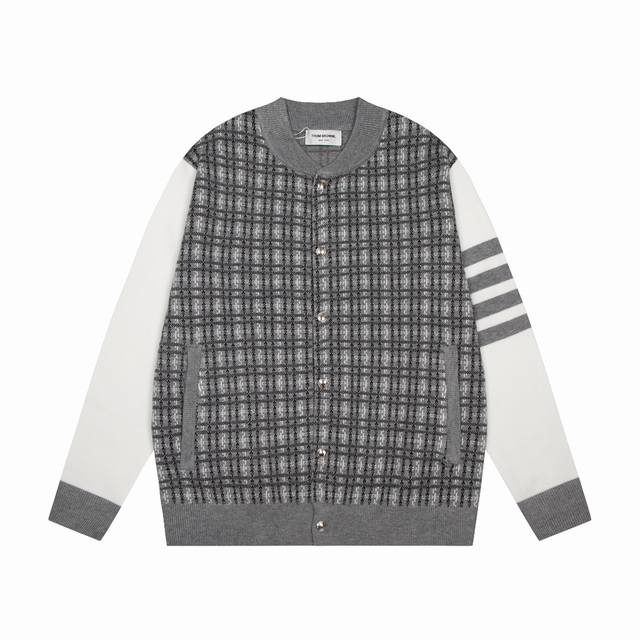 Thom Browne 汤姆布朗 拼色格子金属纽扣开衫 Tb经典四条杠基础风格 年年都穿的经典款必须选择品质全部对色定染含羊毛的棉纱线，柔软亲肤，双层针织很厚实