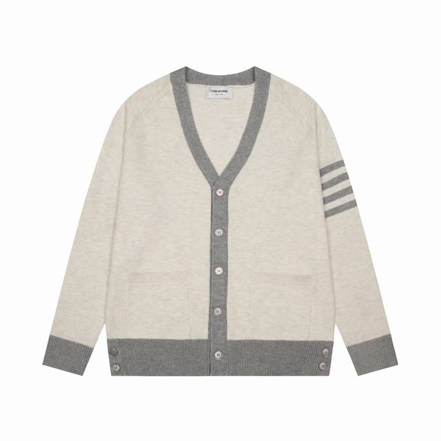 Thom Browne 汤姆布朗 柳扣开衫 Tb经典四条杠基础风格 年年都穿的经典款必须选择品质全部对色定染含羊毛的棉纱线，柔软亲肤，双层针织很厚实，手感无敌好