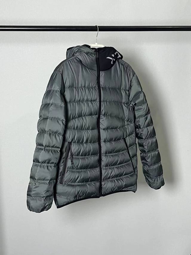 秋冬新款连帽羽绒服原版1:1订制五金配件全进口原版定制 欢迎专柜对比 绝对的高品质 采用顶级90白鹅绒 超柔软 充羽量蓬松饱满 超级重工 面料做工杠杠的版型完美
