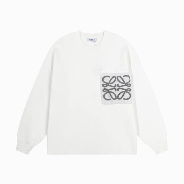 Loewe 罗意威 口袋字母Logo刺绣 全部对色定染含羊毛的棉纱线，柔软亲肤，双层针织手感无敌好，拿到手里就能感受出它的质感随便一套就能出门很万能，盛装出席搭