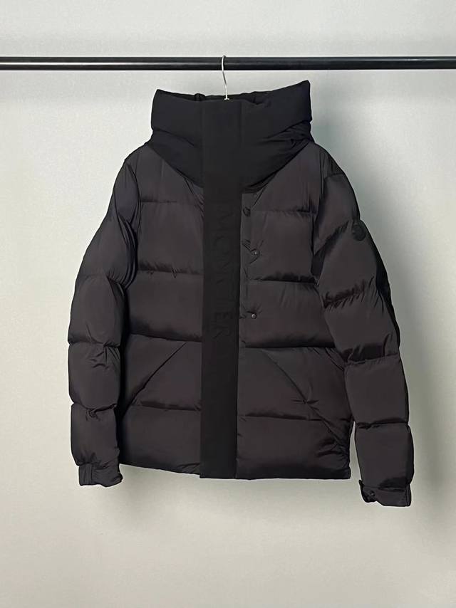 Moncler Madeira 黑武士 短款男士羽绒服夹克外套 Madeira男士短款羽绒夹克专为冒险打造，为您带来温暖呵护。 Madeira短款羽绒夹克专为注