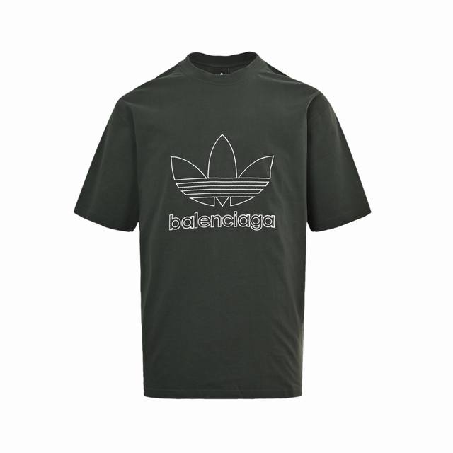 Balenciaga & Adidas 三叶草刺绣短袖 刺绣： 直线挺直，曲线圆顺；针迹整齐，边缘无参差现象；绣面平服，丝缕不歪斜；针距一致，不露底，不重叠；绣