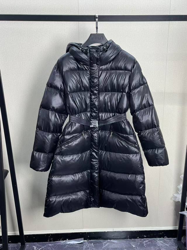 Moncler新品 Bellevue女士长款腰带羽绒夹克外套 Bellevue羽绒夹克采用标志性Nylon Laqué面料制成，演绎经典Moncler风格。长款