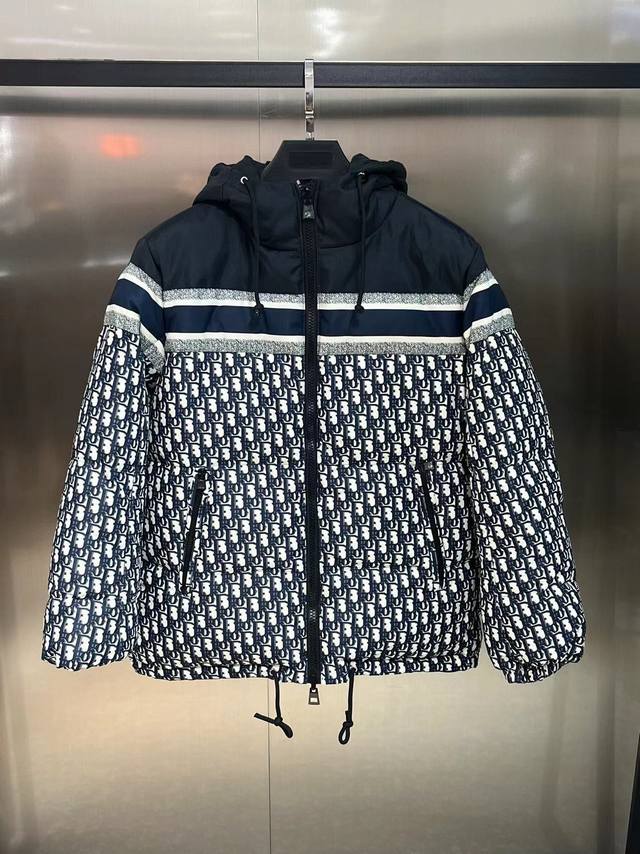 原单品质，独家首发Dio*秋冬经典老花羽绒服双面穿，必买款！国标可检测90白鸭绒，本季经过玛丽亚 嘉茜娅 蔻丽 Maria Grazia Chiuri 重新诠释