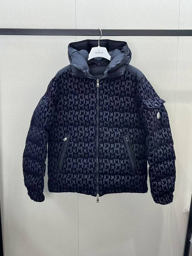盟可睐 蒙口 雾面短玛雅 短款羽绒服二面穿、一衣二穿、简单大气 描述： 该款短款派克羽绒采用 Longue Saion面料制成，服装满载功能性细节，确保温暖呵护