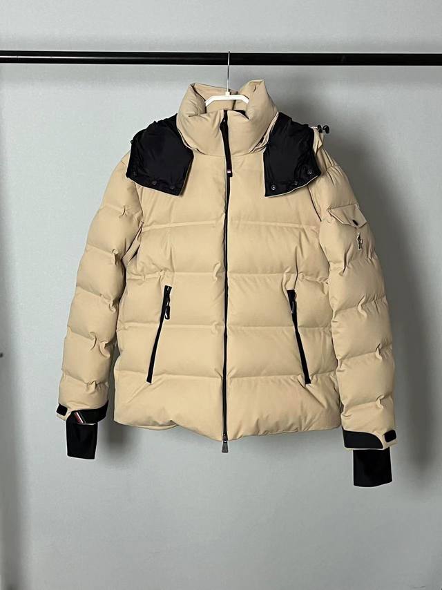 秋冬Mon*Ler Grenoble压胶滑雪羽绒服 经典的黑、卡其色为造型气质添加色彩简约时尚的羽绒外套具备了卓越的功能性与保暖防护.永驻经典的王牌.区域限量发