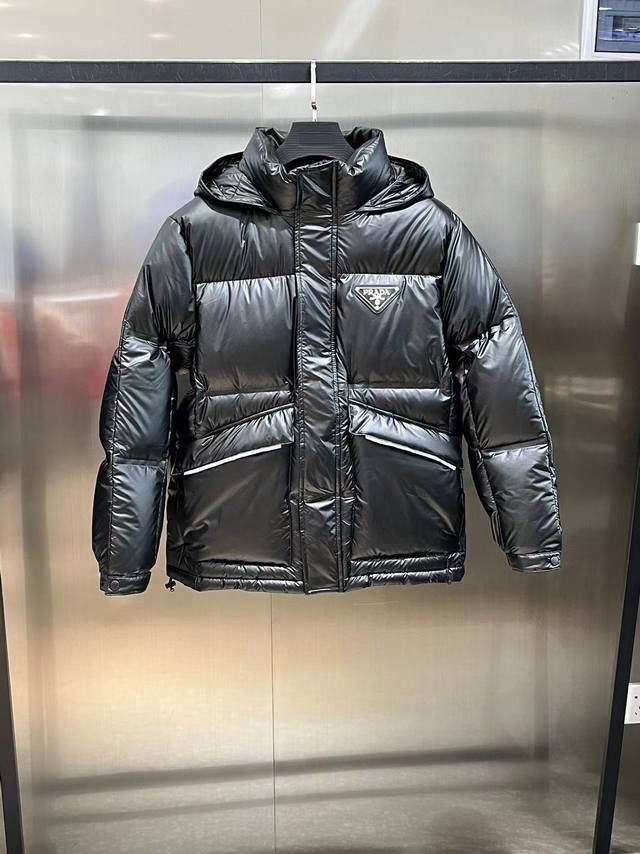 Prd Fw 普拉达新品，高端定制！轻熟商务最爱系列，极简主义风格羽90鹅绒羽绒服 面料舒适有型！上身超级有型的帅气，版型是立体裁剪的设计 整件保暖度高，回弹力
