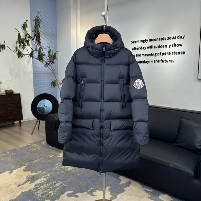 顶级版本 盟可睐 ｜大贴标 纯色连帽长袖中长款羽绒服#T25全黑版# ： 0 1 2 产品配色：全黑色