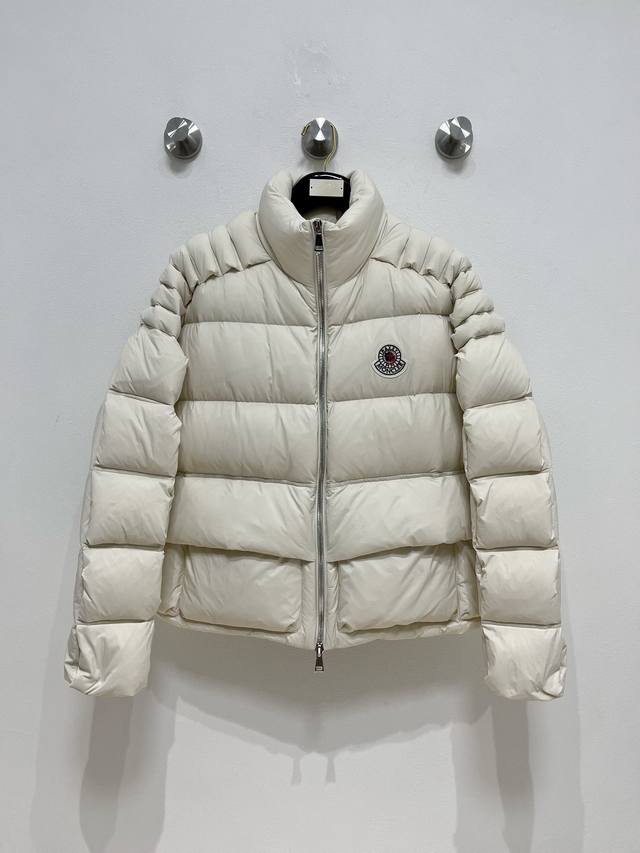 爆单推荐原单品质Mon*Ler 24秋冬新品羽绒服原版定制特殊珠光涂层面料质感超赞！版型随性搭配超时髦！轻盈保暖又舒适！原版五金配件，0-3