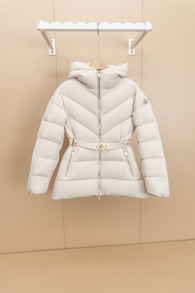 挂拍图 顶级版本 Moncler 蒙口 新品上架连帽腰带羽绒服 定制Yb进口防风防水尼龙材质白鹅绒填充内里整件轻盈保暖采用长方条状和V形两种压纹绗缝时髦高级廓形