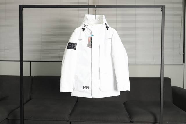独家上 ｜海丽汉森 高防水 派克羽绒服 面料特性：使用面料，标准防水等级，相比常规的硬壳带有一定弹力，防御暴雨等级。 工艺：全身热压胶贴合工艺，让整个衣服没有缝