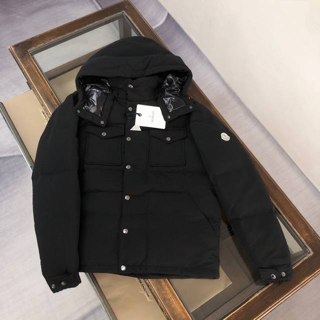 Mon*Cler 蒙口 Fornas 时尚工装外套羽绒服～ 情侣款～内填充白鸭绒保暖舒适且不臃肿，内里羽绒都是均匀的分配，牢牢的锁住羽绒锁温。全新设计，低调又凸