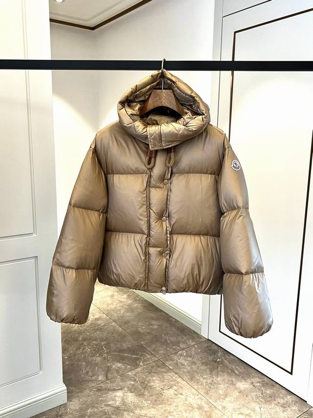 蒙口羽绒服今年新款 Moncler Borey 女士二合一短款羽绒夹克可以作为经典羽绒夹克，也可作为斗篷穿着是一款实用易搭单品 ；立领连帽两穿羽绒 定制Yb 面